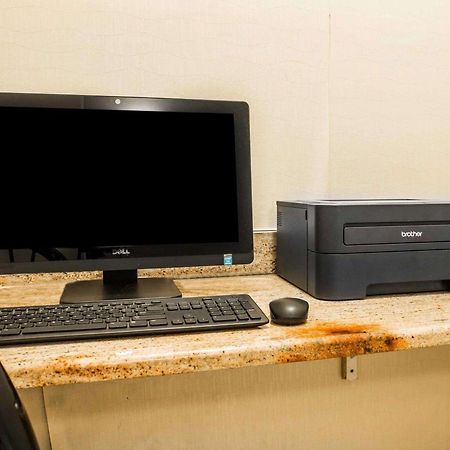 Comfort Inn Whitehall Near Michigan'S Adventure Bagian luar foto