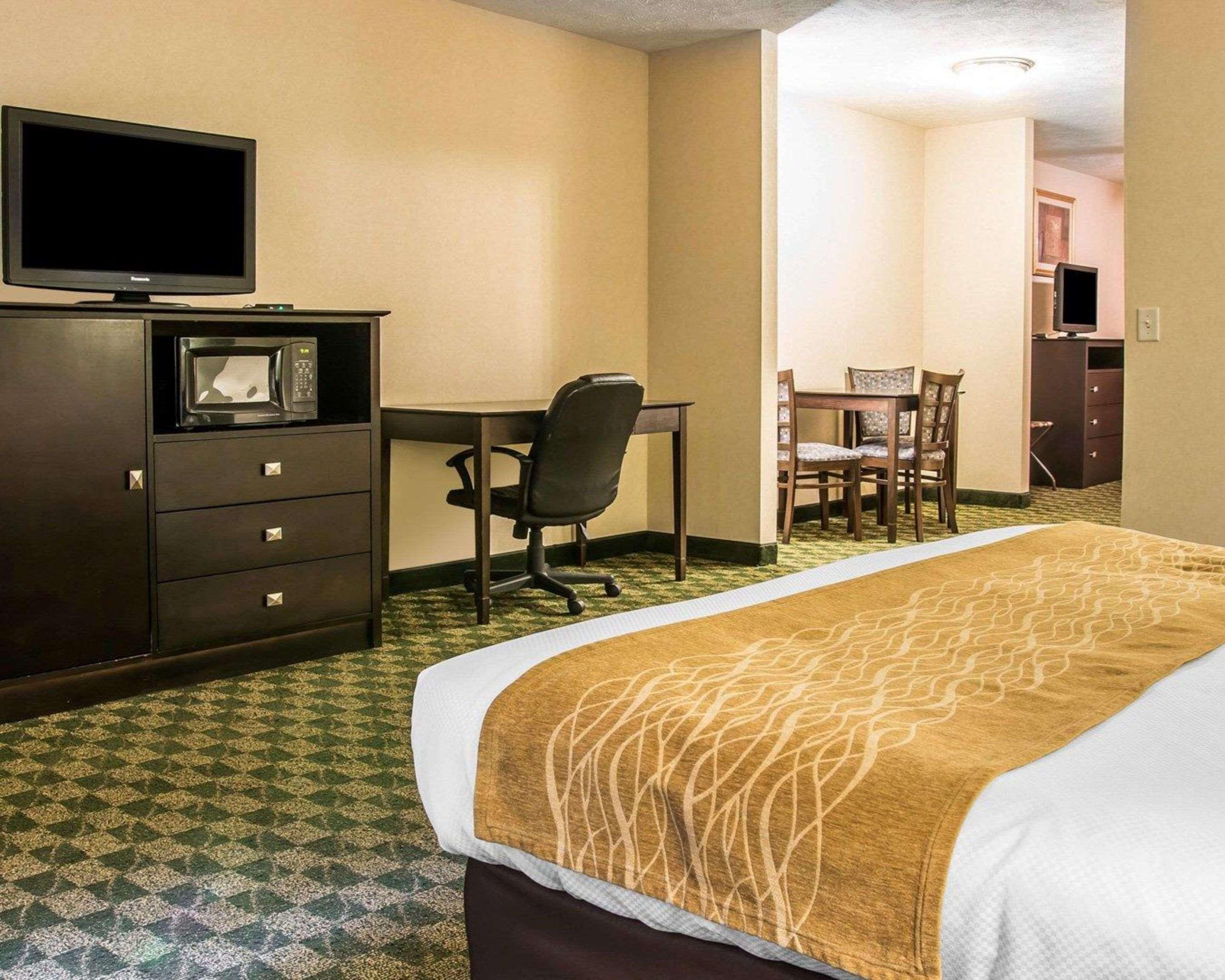 Comfort Inn Whitehall Near Michigan'S Adventure Bagian luar foto