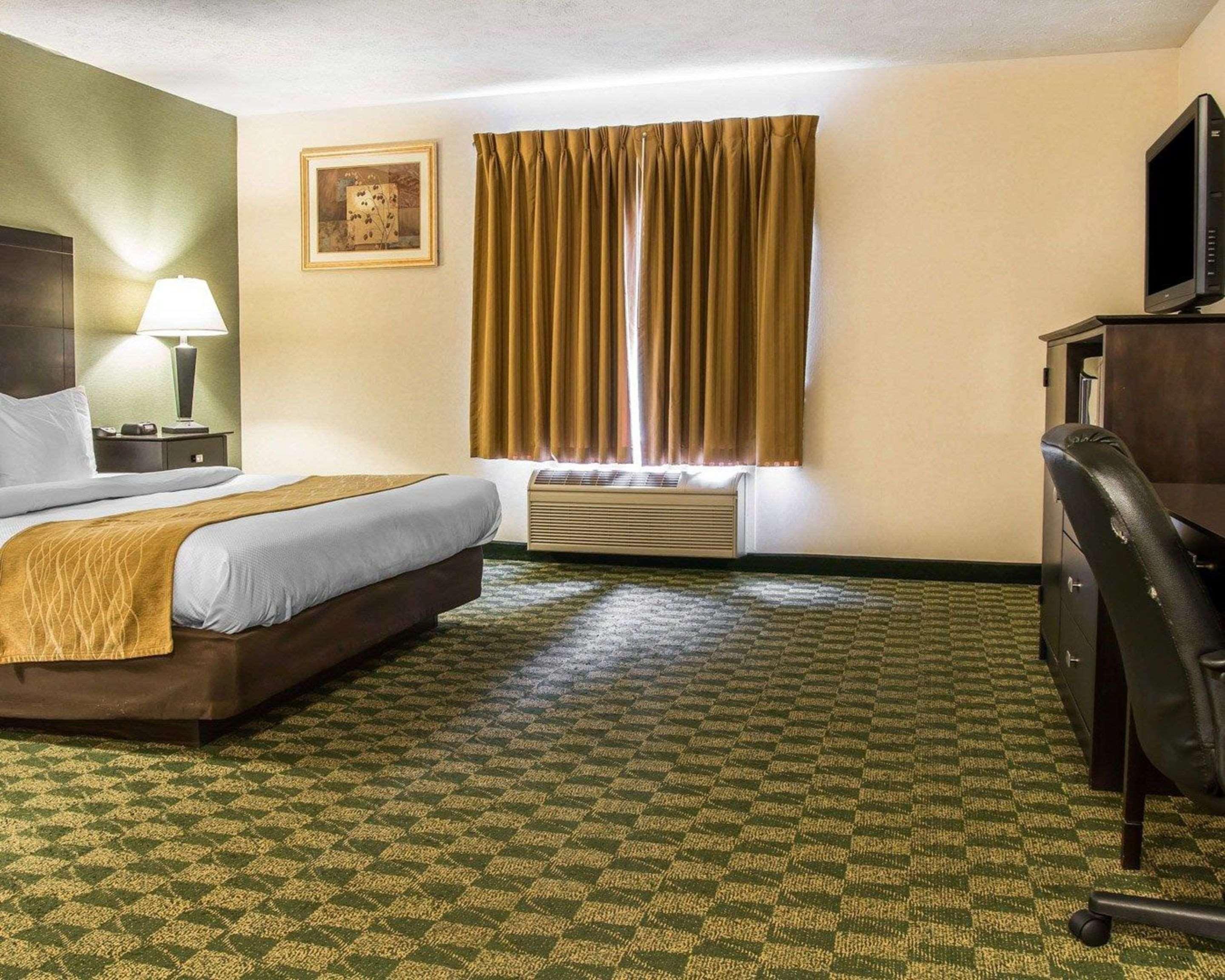 Comfort Inn Whitehall Near Michigan'S Adventure Bagian luar foto