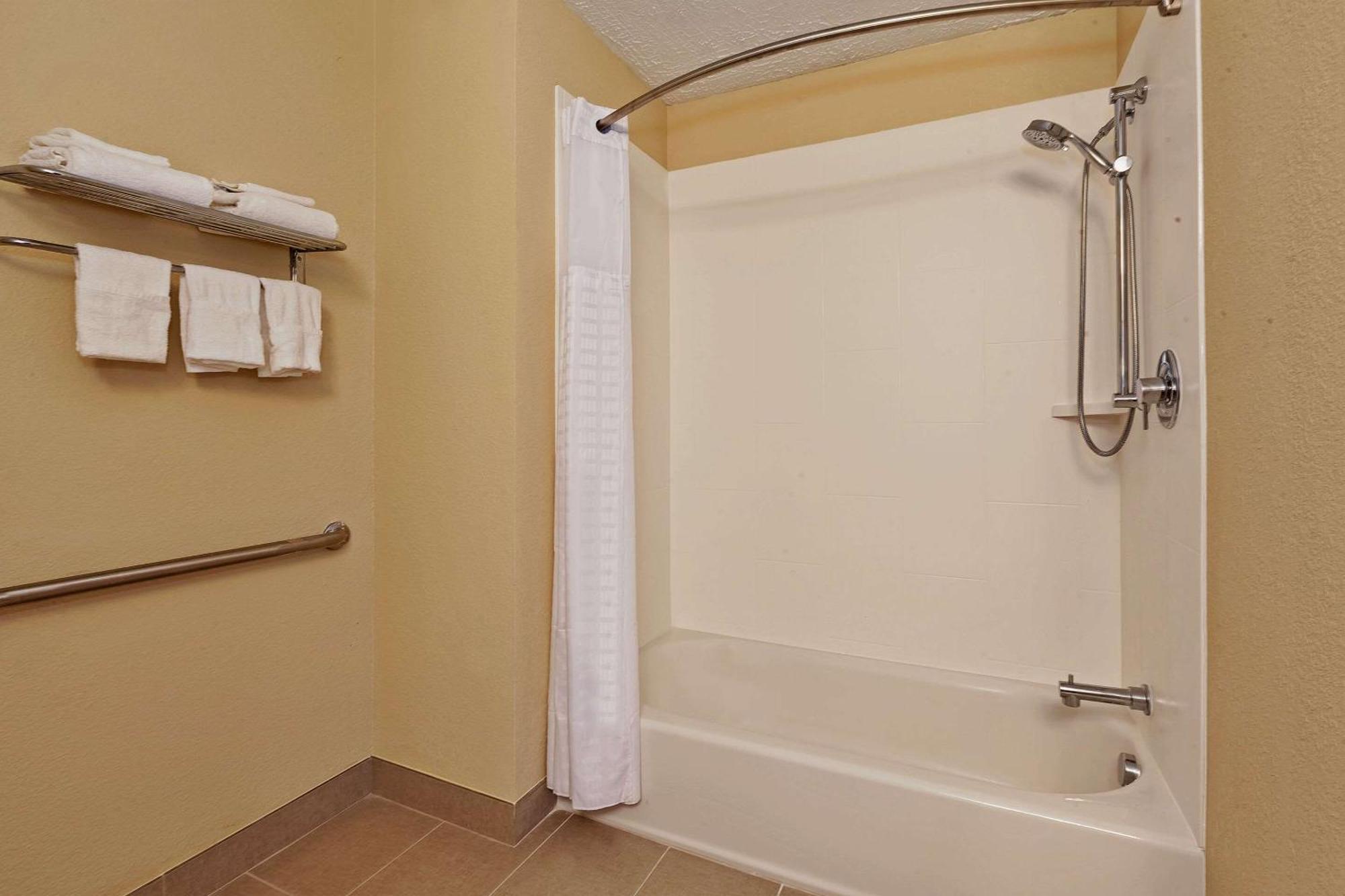 Comfort Inn Whitehall Near Michigan'S Adventure Bagian luar foto