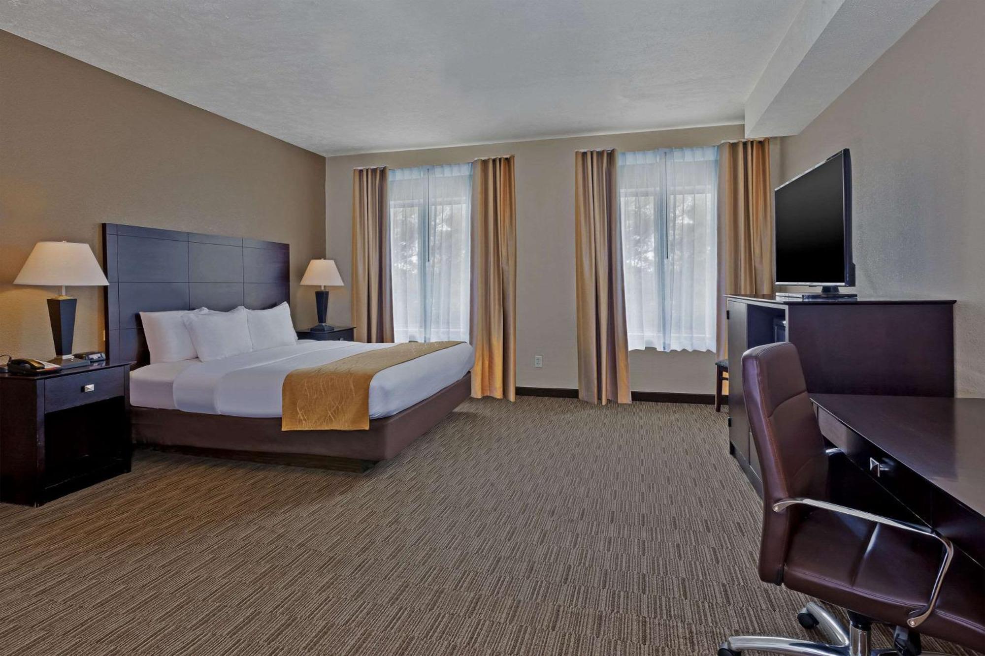 Comfort Inn Whitehall Near Michigan'S Adventure Bagian luar foto