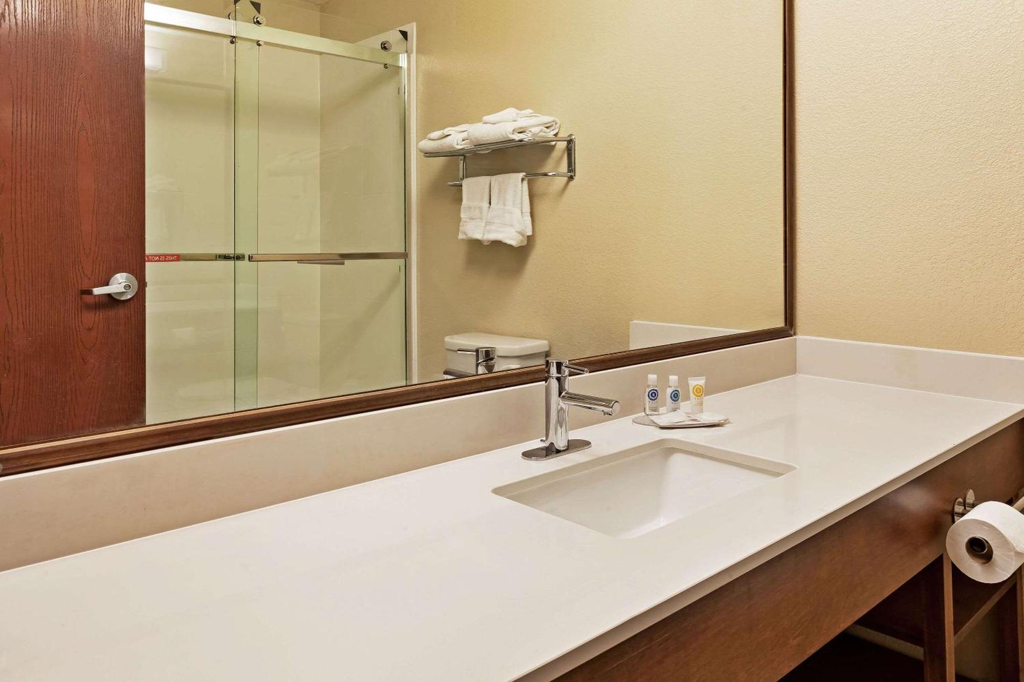 Comfort Inn Whitehall Near Michigan'S Adventure Bagian luar foto