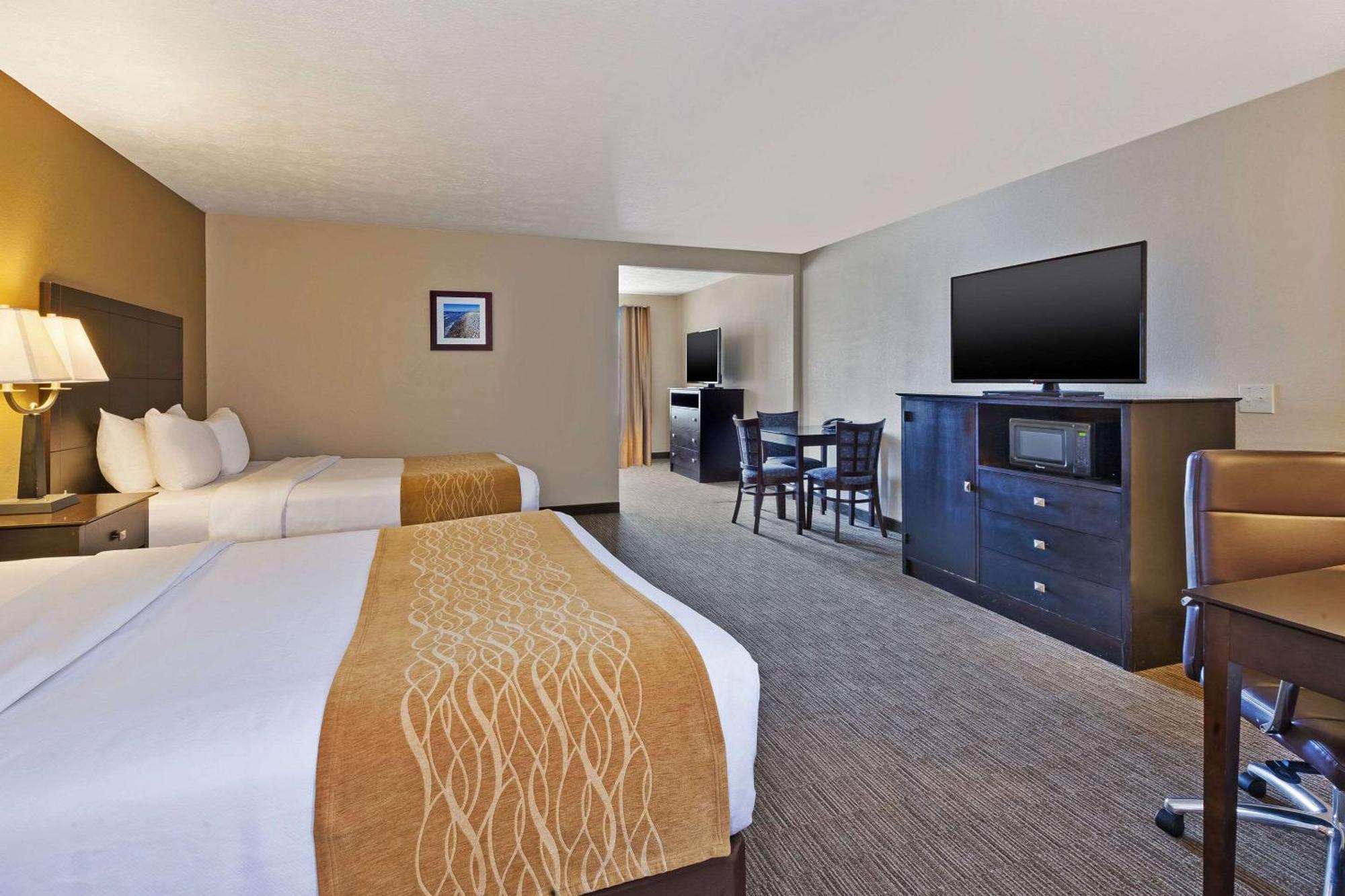 Comfort Inn Whitehall Near Michigan'S Adventure Bagian luar foto