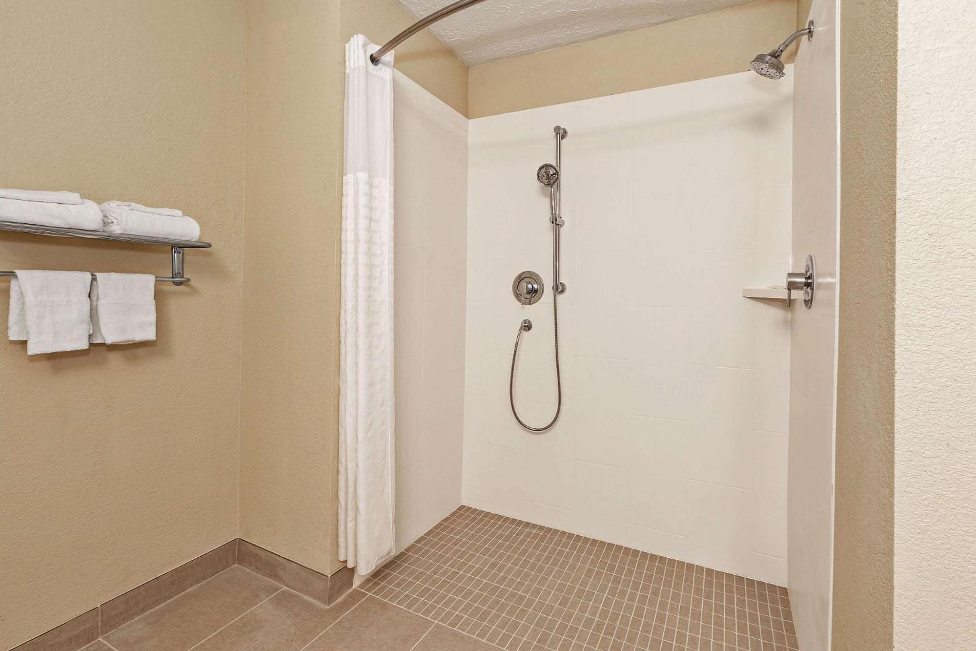 Comfort Inn Whitehall Near Michigan'S Adventure Bagian luar foto